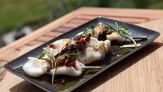 Encornets en brochette grillés au thym frais