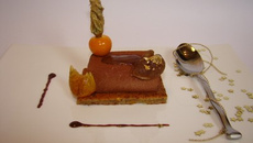 Illusion d'une bûche de Noël aux marron, pralin, clémentine confite et chocolat