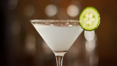 Cocktail vert soleil au Gin, menthe concombre et citron