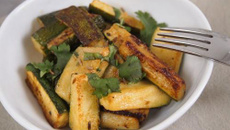 Courgettes sautées à la moutarde, cumin et coriandre fraîche