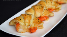 Croissants feuilletés aux gambas marinés