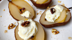 Poires pochées à la bière blanche de Hoegaarden, chantilly chocolatée et noix de pécan