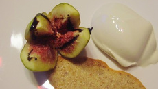 Parfait au roquefort, tuiles aux noix, figues fraîches au balsamique de figue