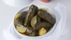 Bataille de feuilles de vigne au thon et tomates séchées