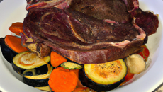 Côte de viande chevaline ultra savoureuse à la ratatouille d'aromates