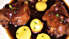 Pintade chaponnée au miel et au vin jaune