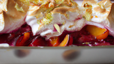 Gratin de nectarines et cassis meringué parsemé d'amandes effilées