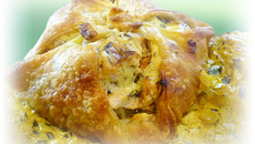 Feuilleté de saumon à la fondue de poireaux, crème à l'estragon et curcumin