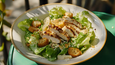 Salade César aux aiguillettes de poulet grillé