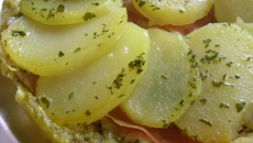 Tarte tatin de pommes de terre au pesto, parmesan et jambon de Parme