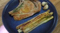 Côte de veau parfumée au romarin et asperges blanches au citron