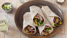 Burritos végétariens sans gluten aux aubergines, herbes et houmous