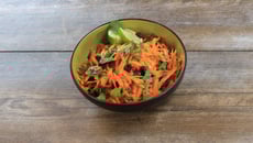 Salade de carottes râpées, miel, raisins secs et agrumes