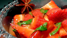 Soupe de fraises au miel exotique