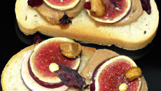 Foie gras sur pains mendiants aux fruits secs