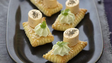 Feuilleté au sésame, chantilly wasabi et Apérivrais Saumon