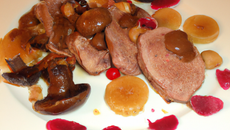 Magret de canard cuit sur sa peau, Princesse Amandine sautées à cru aux girolles, jus de veau à la gelée de fruits rouges