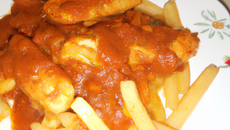 Poulet à la sauce tomate et frite