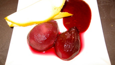 Poires au vin rouge et crème de cassis