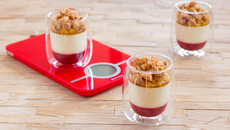 Verrine vanille, gelée de framboise et ananas vanillé parsemé de crumble coco