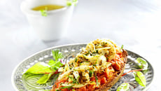 Tostada de seiches rôties sur compotée de tomates