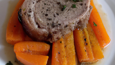 Mignon de porc normand aux poires, flan de carottes