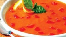 La soupe de tomates avec des pommes de terre