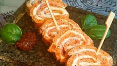 Roulé de tomate saumon fumé et fromage à l'ail et au fines herbes