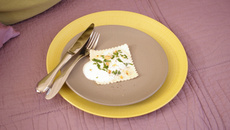 Raviole de champignons, émulsion de lard fumé, et éclats de noisettes torréfiées