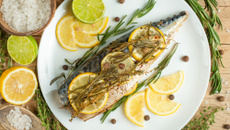 Filets de maquereau grillés au citron, thym et romarin
