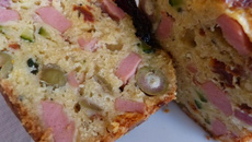 Cake salé aux saucisses de strasbourg et courgettes