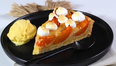 Tarte aux abricots meringuée à la crème d'amandes