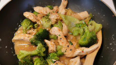 Blancs de poulet, brocoli, pousses de soja et sésame façon wok
