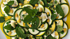 Carpaccio de cougerttes jaunes chèvre et menthe