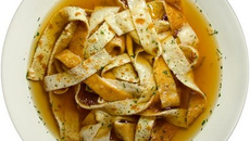 Fritattensuppe - Consommé aux lamelles de crêpe