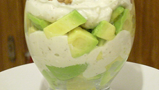 Verrine d'avocat au roquefort et aux noix