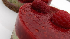 Tartelettes aux framboises et à la crème de pistache sur biscuit chocolaté