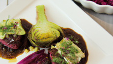 Papillote de chou rouge au filet mignon, lentille et sauce Merlot