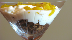 Panna cotta cardamome, croustillant praliné et sa poêlée de mangue`à l'érable