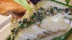 Turbot «André Moreau» glacé minute, jeunes poireaux, asperges vertes et jus de cuisson