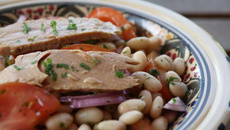 Salade de haricots blancs et tomates à l'émincé de thon