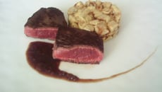 Tournedos de bœuf, cœurs d'artichauds poêlés, sauce bordelaise:
