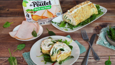 Roulé de crêpes salées au blanc de poulet, fromage fouetté aux herbes et pousses d’épinards