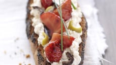 Tartine de pain pavot à l'apérivrais Tartinade aux olives et fraises marinées au sirop de balsamique