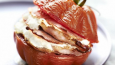 Tomate de France cœur de bœuf snackée, au bacon et à la ricotta
