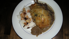 Pigeonneau en croûte, sauce foie-gras