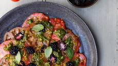Carpaccio de tomates de France, pesto de pistaches et mûres