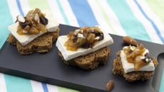 Canapés de pain noir, compote de poire et raisin à la cannelle, Caprice des Dieux, brisures d'amandes