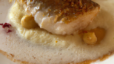 Rouget débordant de brandade de morue, garniture Catalane et jus de rouget au Noilly-Pratt