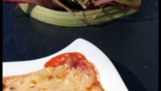 Gratin de rhubarbe et fraises séchées parsemées d'amandes effilées